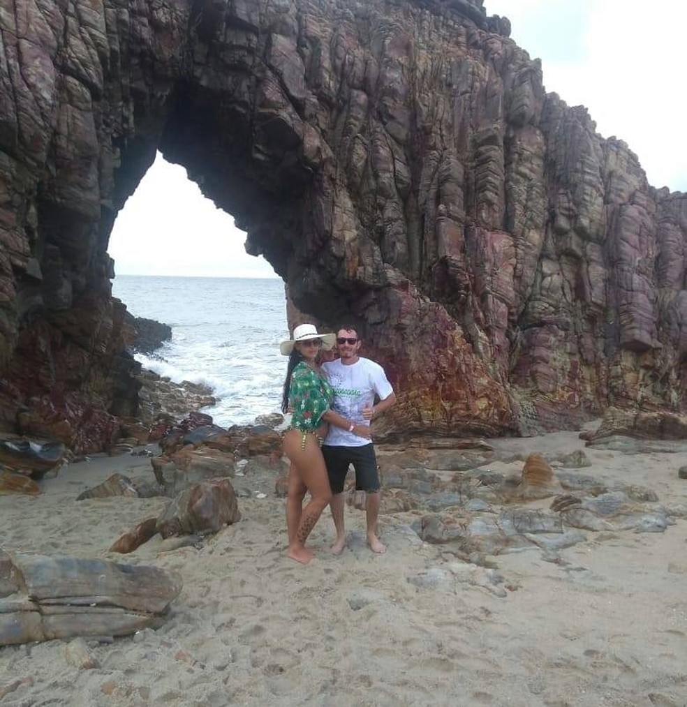 Uma das fotos de viagens do casal postada por Elton — Foto: Redes sociais