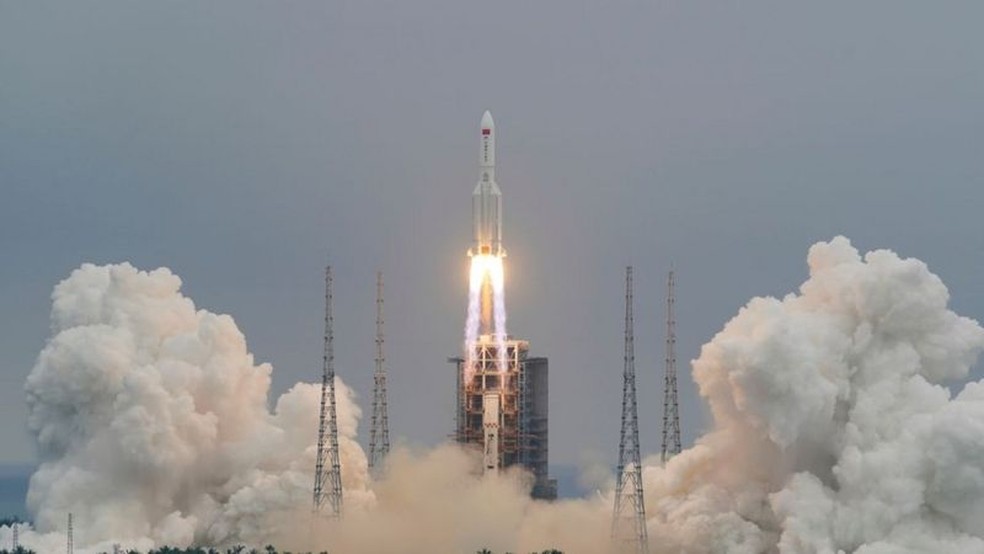 Lançamento do foguete 5B Longa Marcha, ligado a uma nova estação espacial chinesa; esse tipo de equipamento seria usado no plano hipotético de desviar um corpo celeste. — Foto: China Daily via Reuters/BBC