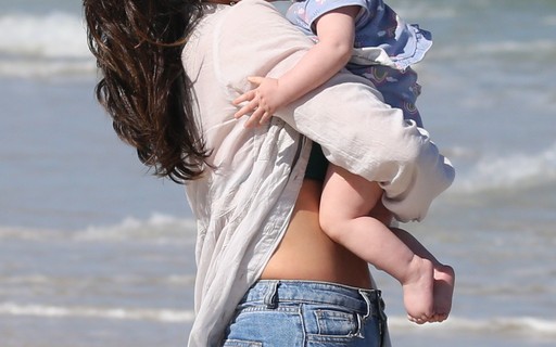 Talita Younan se diverte com filha e enteado: "Primeira praia da Bebel"