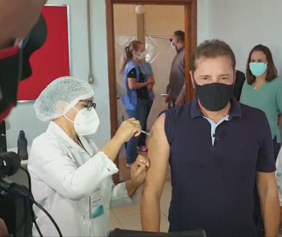 Prefeito Hildon Chaves recebe a primeira dose da vacina contra a Covid-19 em Porto Velho — Foto: Iule Vargas/Rede Amazônica