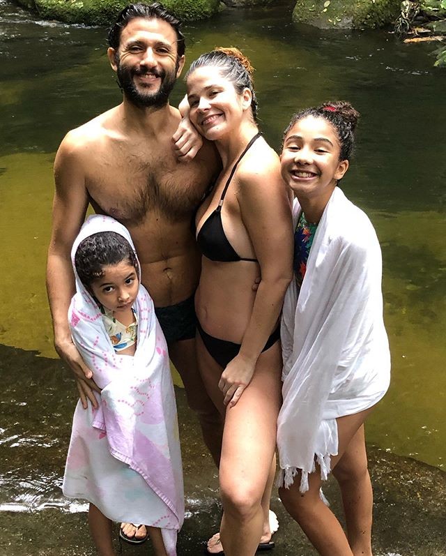 Samara Felippo com as filhas e namorado (Foto: Reprodução/Instagram)