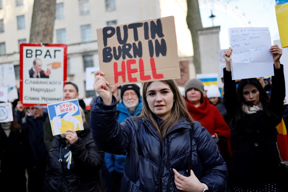 Protestos em Londres contra a invasão russa. Placa de manifestante diz "Putin queime no inferno" — Foto: Tolga Akmen /AFP