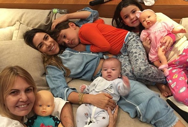 Patricia Abravanel com os filhos, sobrinha e sogra (Foto: Reprodução/Instagram)