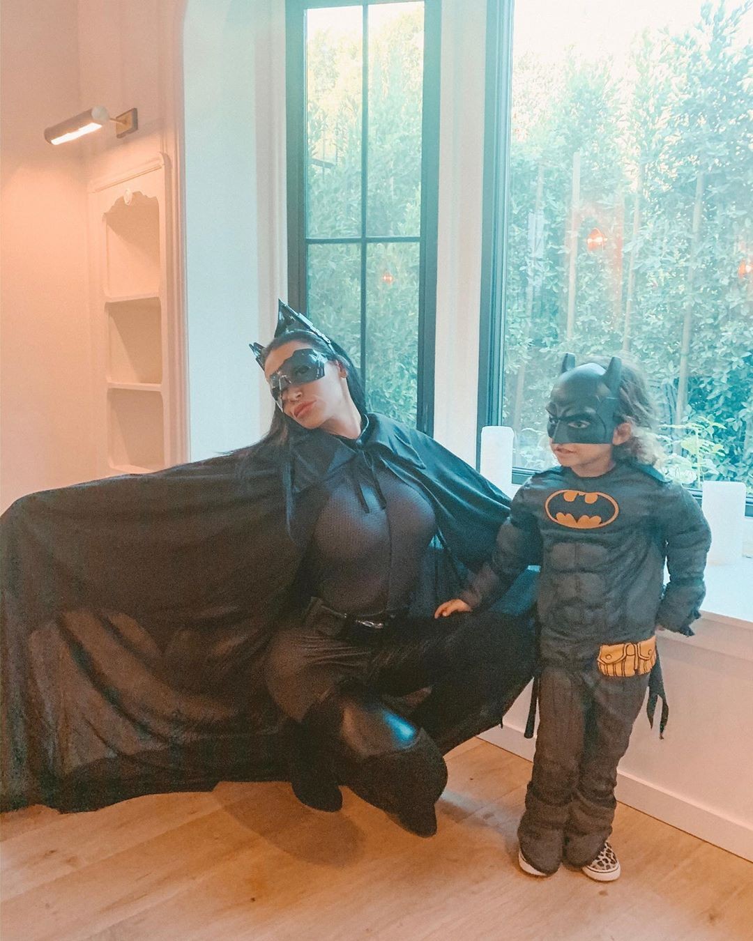 Naya e o filho se vestiram, respectivamente, de Batgirl e Batman no último Halloween (Foto: Reprodução/Instagram)