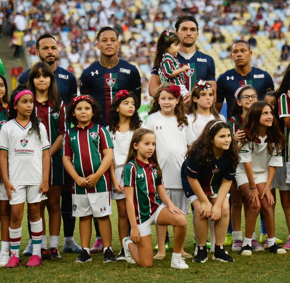 Meninas entraram junto com o time do Fluminense � Foto: Andr� Dur�o