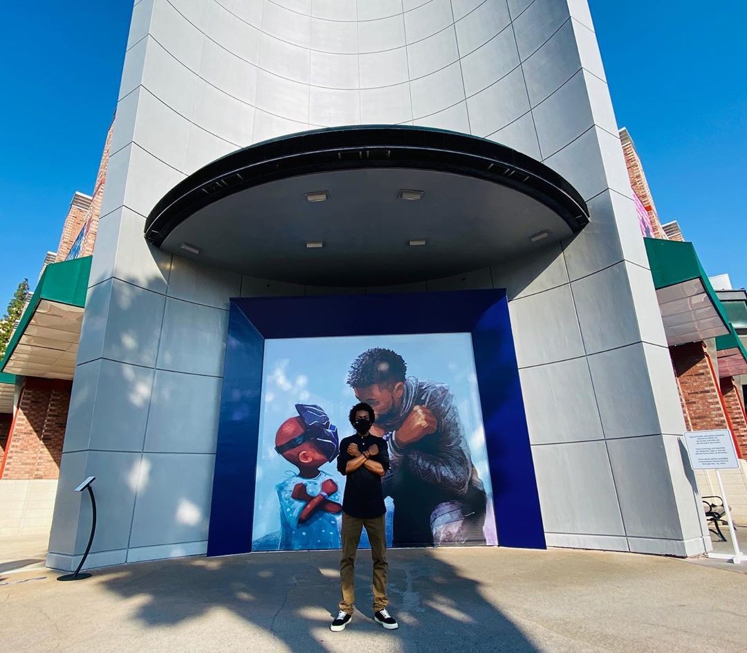 Nikkolas Smith com o mural em homenagem a Chadwick Boseman (Foto: Reprodução/Instagram)