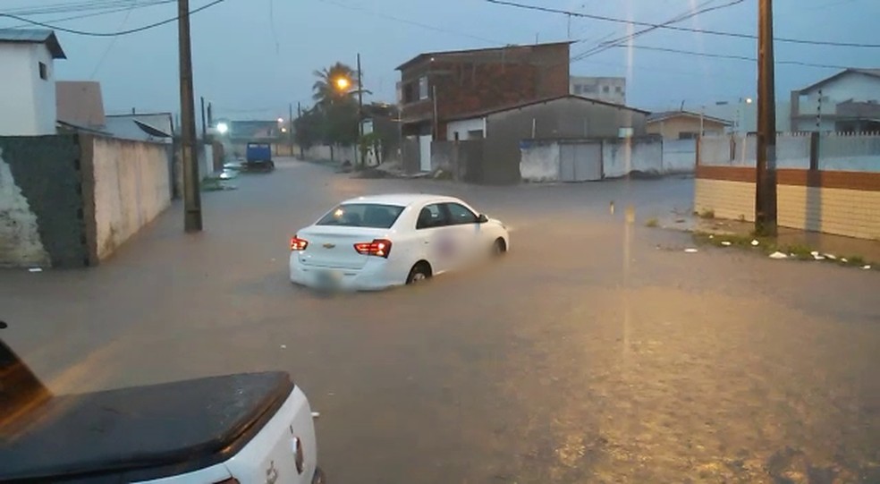 Carro de equipe da TV Cabo Branco ficou ilhado durante as fortes chuvas em João Pessoa — Foto: Antônio Vieira/TV Cabo Branco