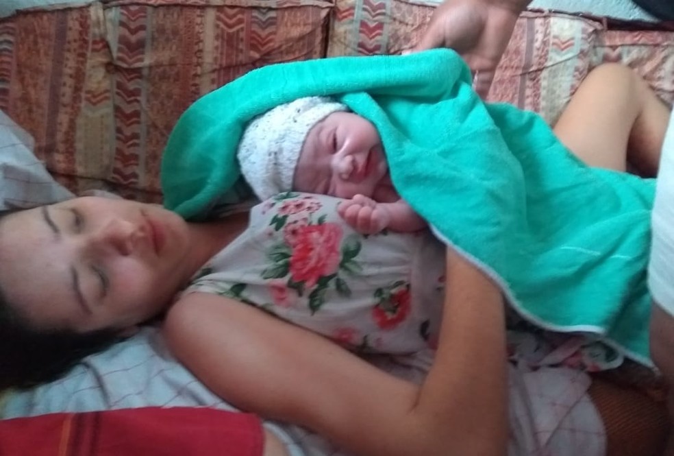 Miriam deu à luz dentro de casa com a ajuda da PM (Foto: Arquivo Pessoal)