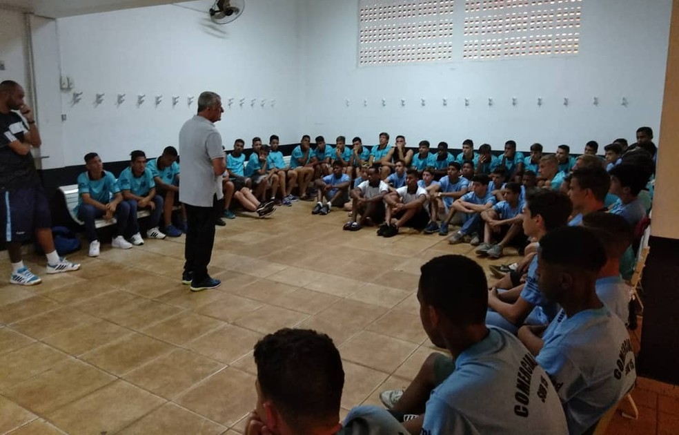 Pinho trabalha emocional dos jogadores para "partida da vida" no domingo â€” Foto: Rafael Alves / Comercial FC