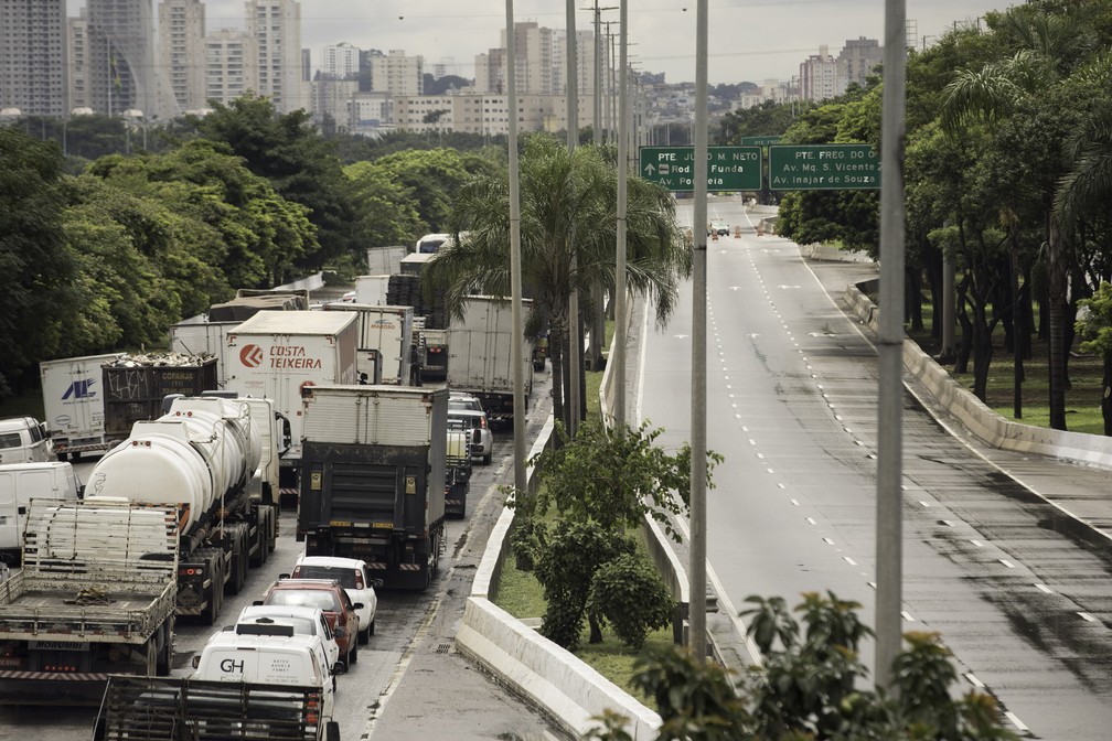 Cratera Em Obra Na Pista Local Da Marginal Tiete Provoca Aumento Do Transito Em Sp Lentidao Fica Acima Da Media Desde As 10h Sao Paulo G1