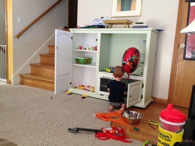 Owen brincando com a minicozinha (Foto: Reprodução)