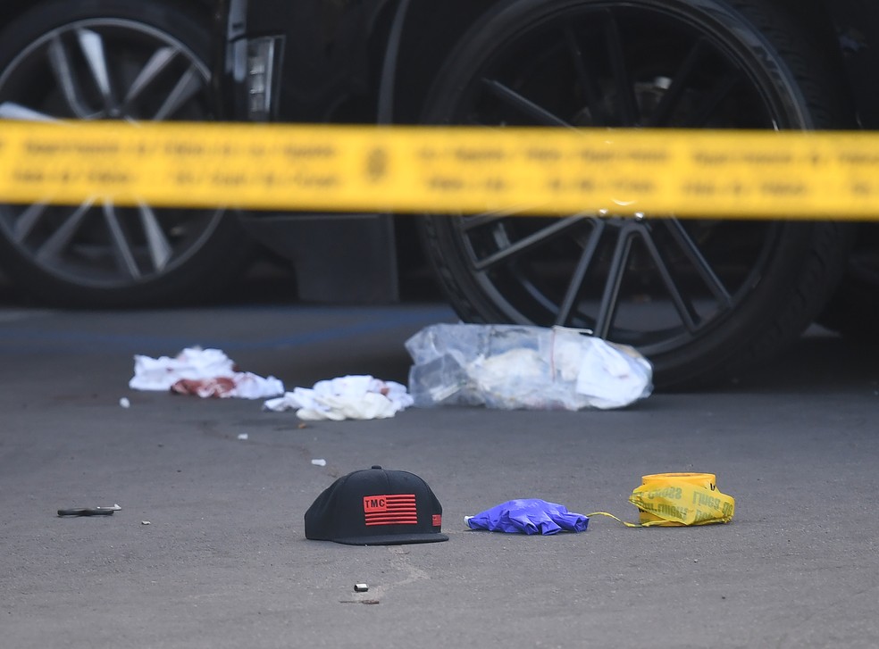 Policiais isolam área onde Nipsey Hussle foi baleado e morto, em Los Angeles. Outras duas pessoas ficaram feridas. — Foto: Mark RALSTON / AFP