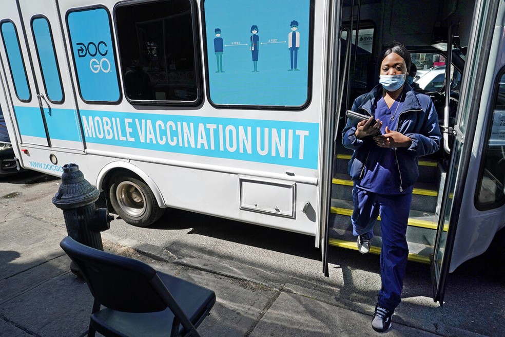 Posto de vacinação móvel no bairro do Brooklyn, em Nova York (EUA), em foto de 29 de março de 2021 — Foto: Kathy Willens, Arquivo/AP Photo