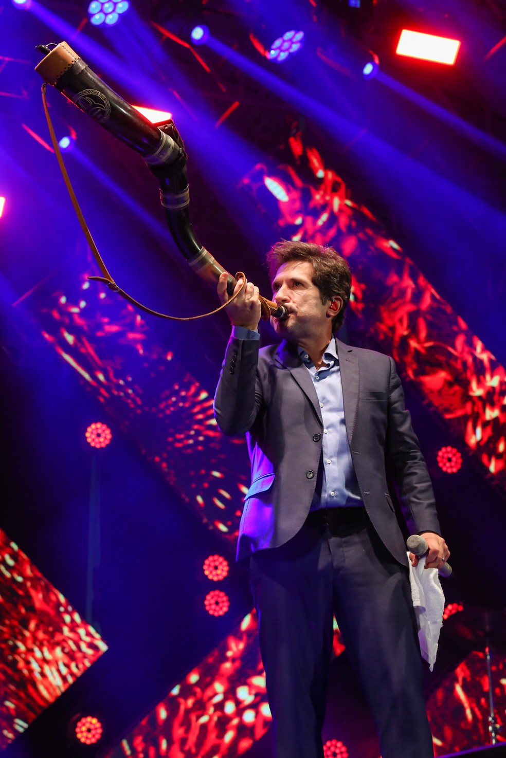 Entre as redes sociais, Daniel prefere o bom e velho berrante. — Foto: Marithê do Céu/Reprodução