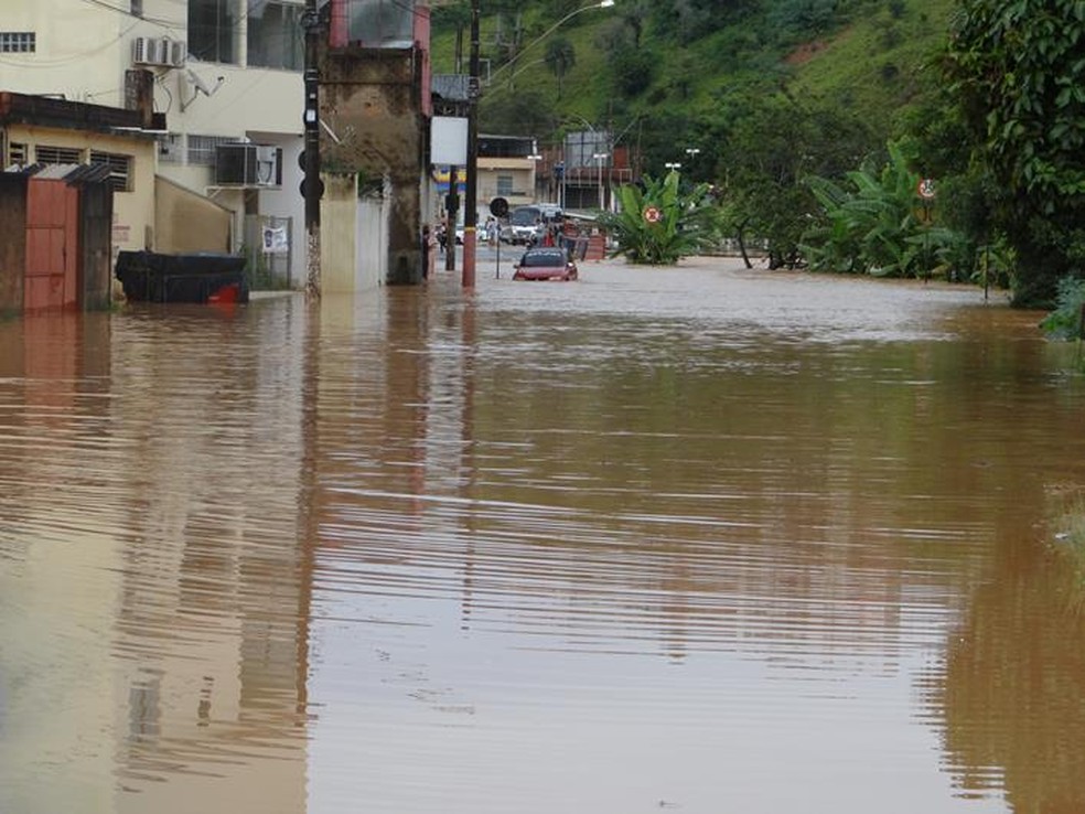 Carros ficaram ilhados durante a chuva em Muriaé — Foto: Silvan Alves/Reprodução