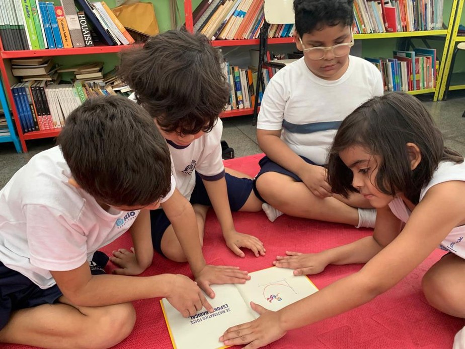 Passaporte para o mundo. Alunos da Escola Municipal México, em Botafogo, em atividade de mediação de leitura