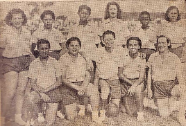 Futebol feminino surge nos anos 20, é proibido até 79 e