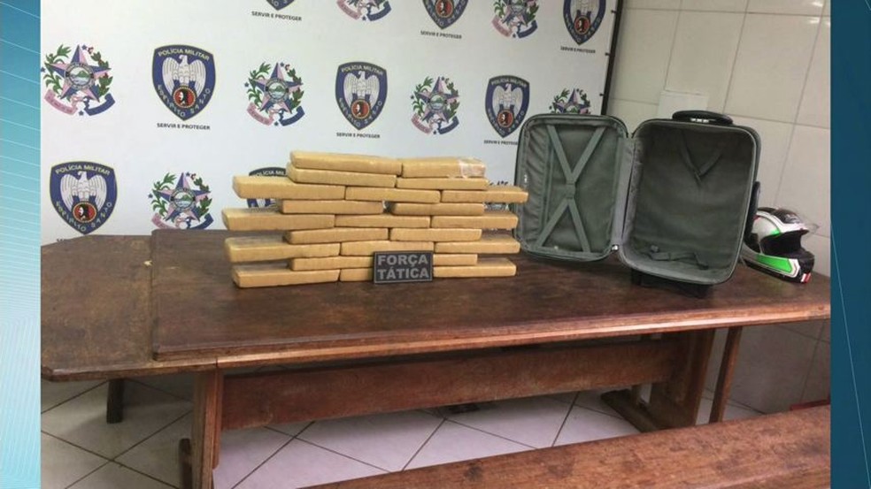 Maconha apreendida dentro de ônibus em Anchieta (Foto: Divulgação/ PM-ES)