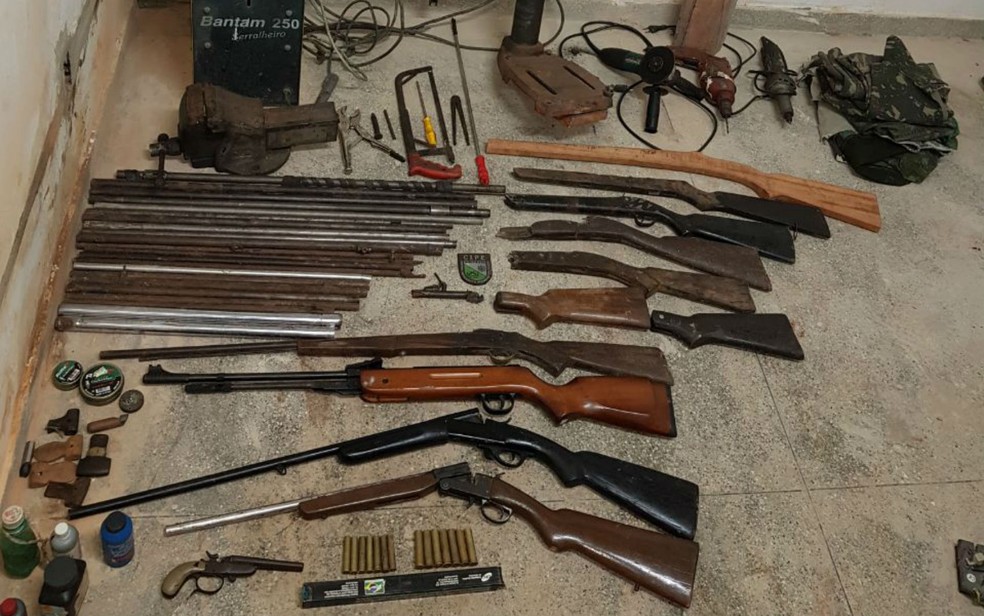 Materiais foram encontrados em fábrica clandestina de produção de armas (Foto: Divulgação/ Polícia  Militar)