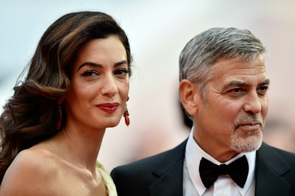 George e Amal Clooney deram boas-vindas a um casal de gêmeos em Londres na última terça-feira (07.06) (Foto: Getty Images)