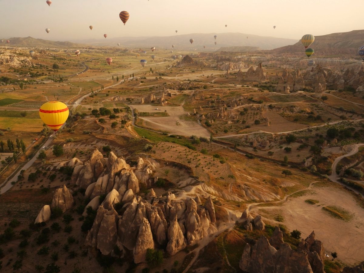 O Parque Nacional de Göreme, na Turquia, é composto de paisagens vulcânicas completamente criadas a partir de erosões. Além disso, o lugar contar com um festival anual de balões (Foto: Reprodução)