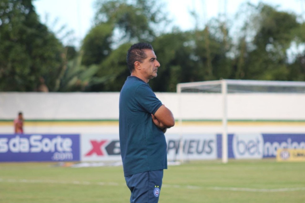 Renato Paiva observa o Bahia durante derrota para o Itabuna pelo Campeonato Baiano — Foto: Rafael Machaddo/Divulgação/E.C. Bahia