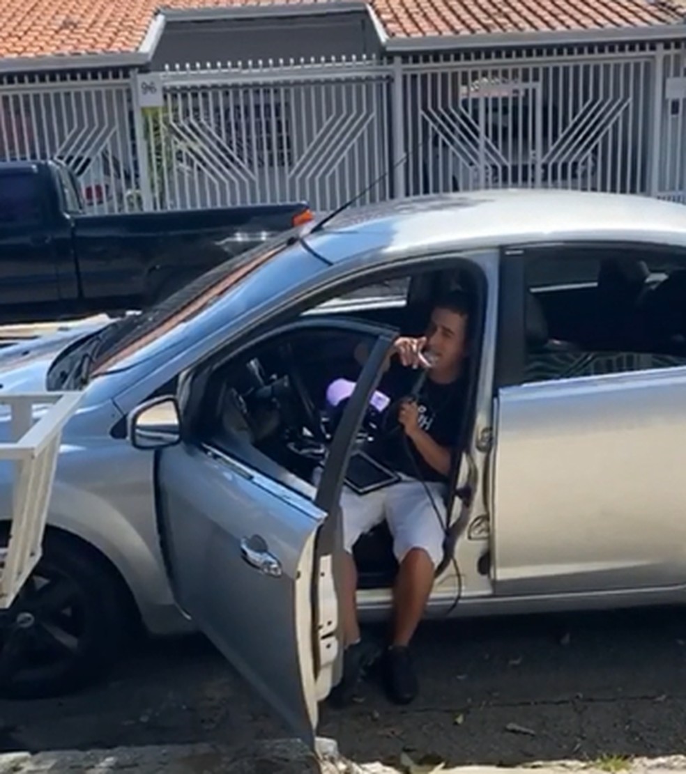 Flávio faz entregas de queijo cantando em São José dos Campos — Foto: Arquivo Pessoal