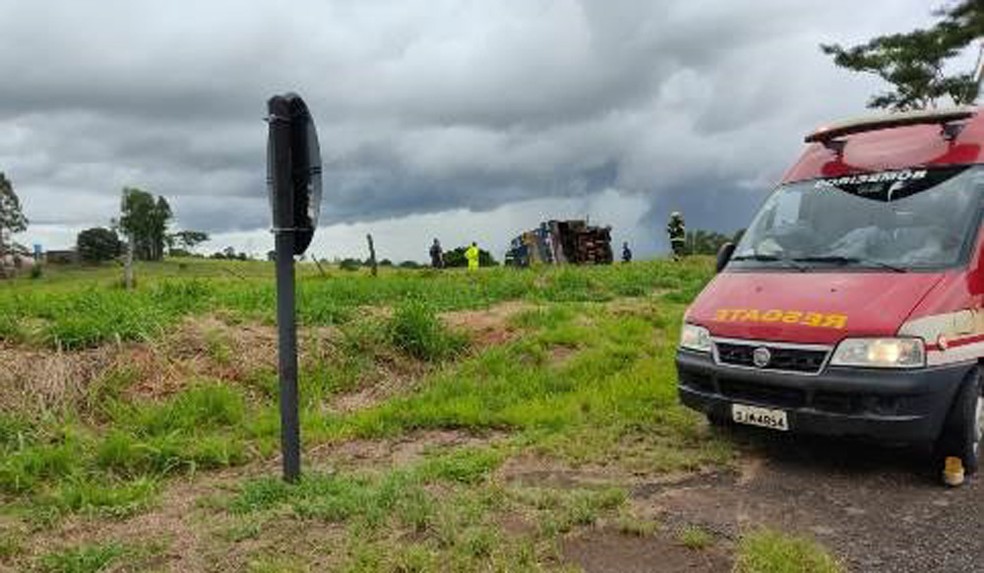 Carro-forte tomba em rotatória na SP-294 — Foto: Cedida/Adamantinanet