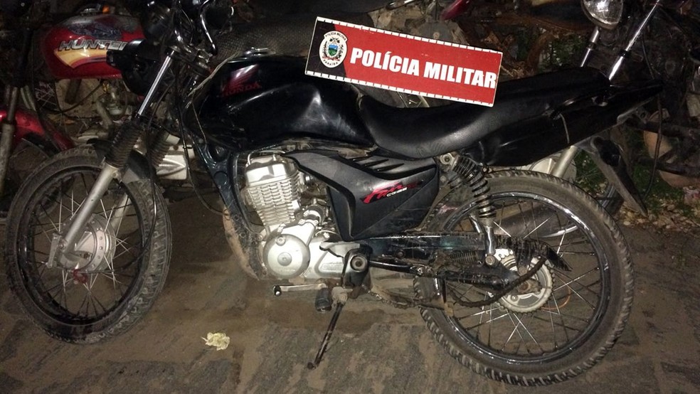 Moto usada por assaltantes era roubada e foi recuperada pela PM em Sapé (Foto: Capitão Targino/Polícia Militar da Paraíba )
