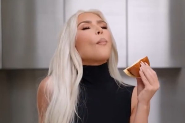 Fãs desconfiam que Kim Kardashian não comeu nenhum dos alimentos da publi (Foto: Reprodução/Instagram)