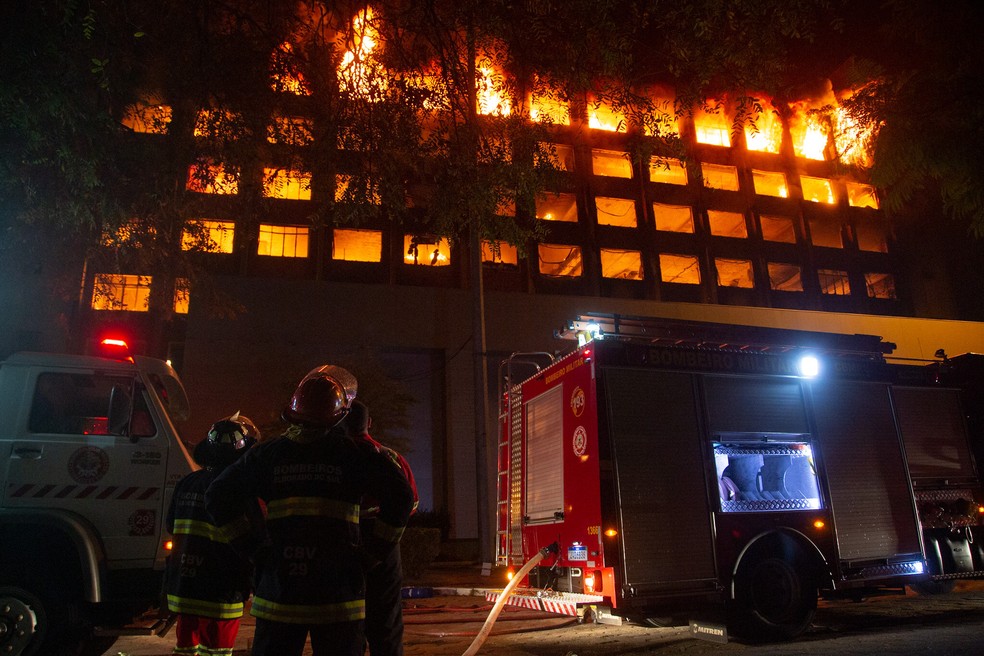 Incêndio atinge prédio da Secretaria de Segurança Pública do RS; dois bombeiros estão desaparecidos | Rio Grande do Sul | G1