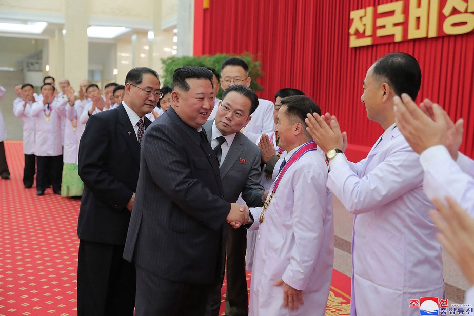 Líder da Coreia do Norte, Kim Jong-un cumprimenta cientistas e autoridades de saúde do país
