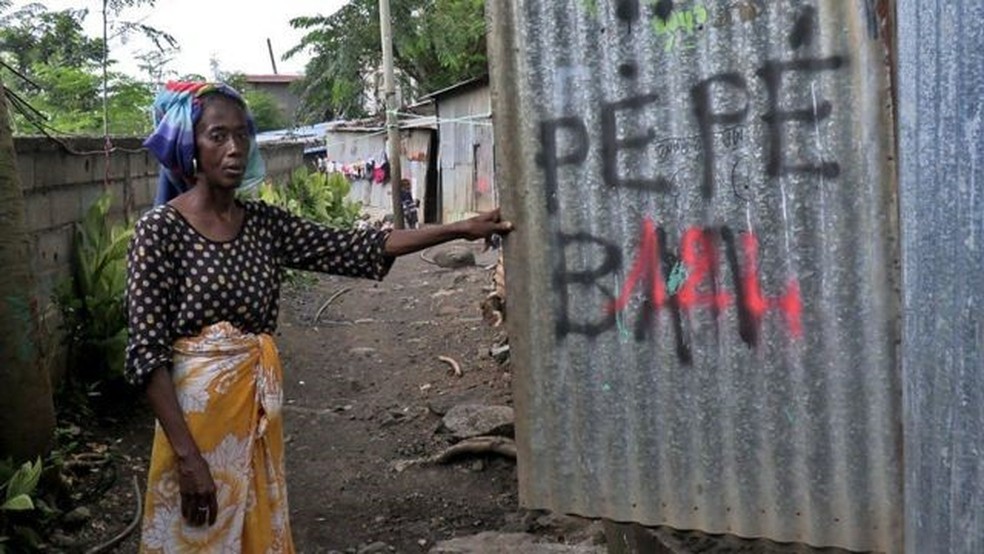 Fátima mostra uma 'marcação' que ela teme que identifique sua casa como alvo para demolição — Foto: BBC