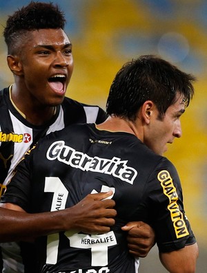 Vitinho e Lodeiro gol Botafogo (Foto: Guito Moreto / O Globo)