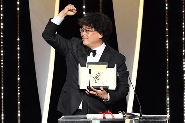 Bong Joon Ho recebe a Palma de Ouro em Cannes por 'Parasite' (Foto: Instagram)