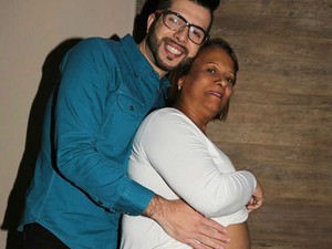 Gustavo Salles posa para fotos com Ana Maria grávida (Foto: Wendel Castro)