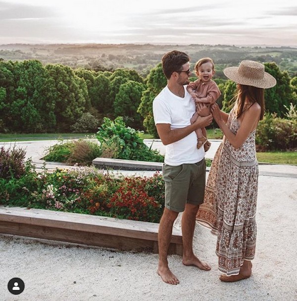A modelo e influencer neozelandesa Jessica Stein com a filha e o marido (Foto: Instagram)