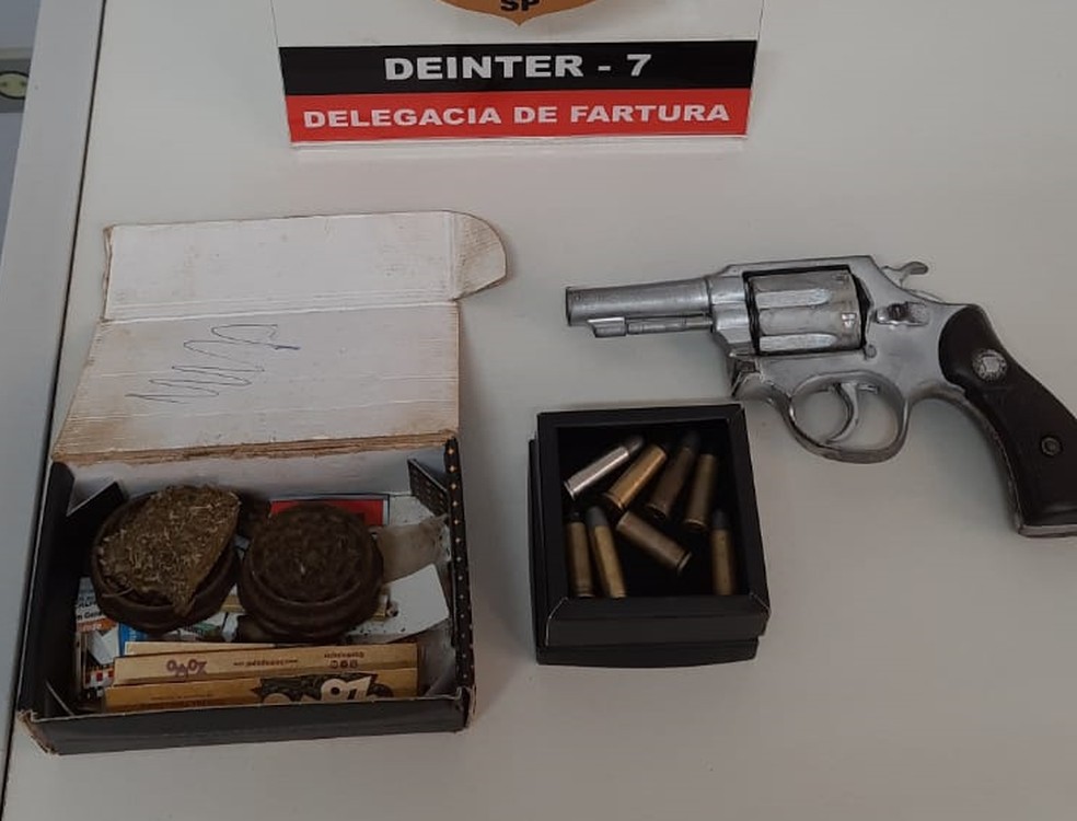Jovem foi preso por tráfico e porte de arma em Fartura — Foto: Polícia Civil/Divulgação