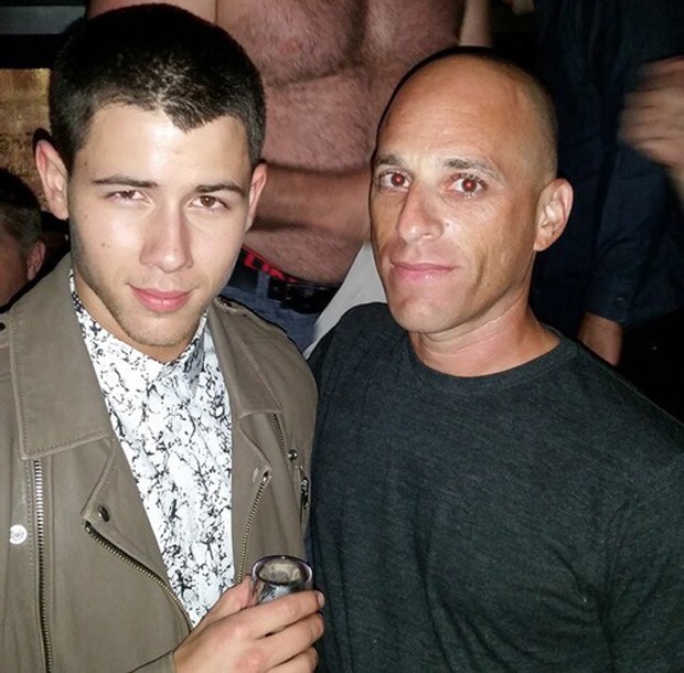 Nick Jonas posa com fã (Foto: Reprodução/Instagram)