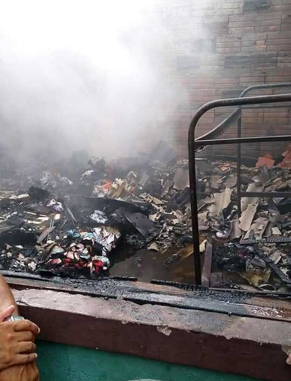 Família teve casa destruída durante velório da mãe, em Mongaguá, SP — Foto: G1 Santos