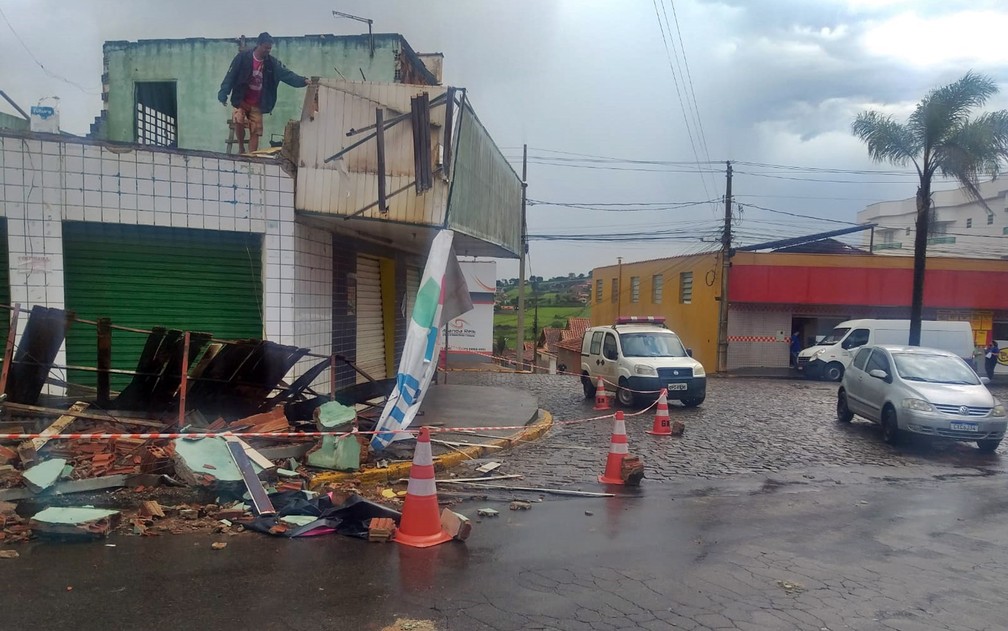 Chuva deixa estragos pelo segundo dia consecutivo em Santa Rita do Sapucaí — Foto: Defesa Civil