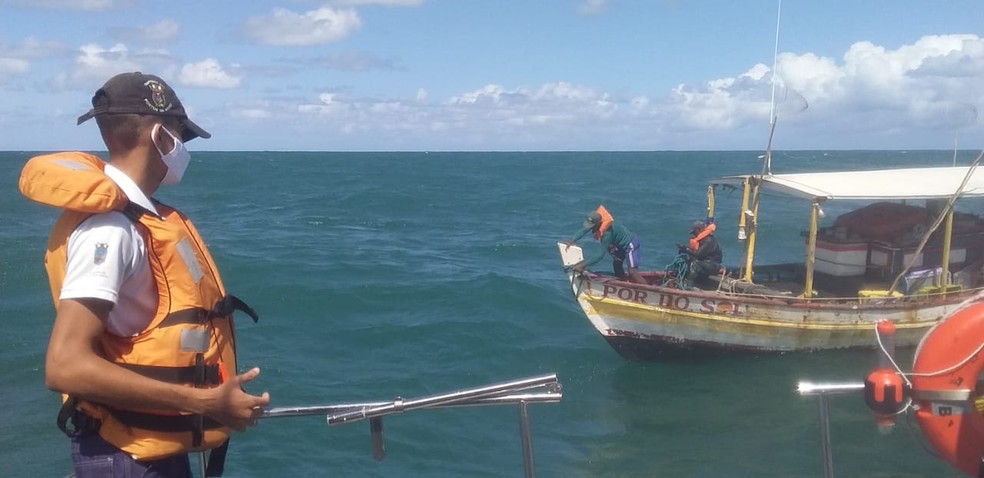 Barco ficou ancorado desde a última sexta-feira — Foto: Divulgação / Marinha do Brasil