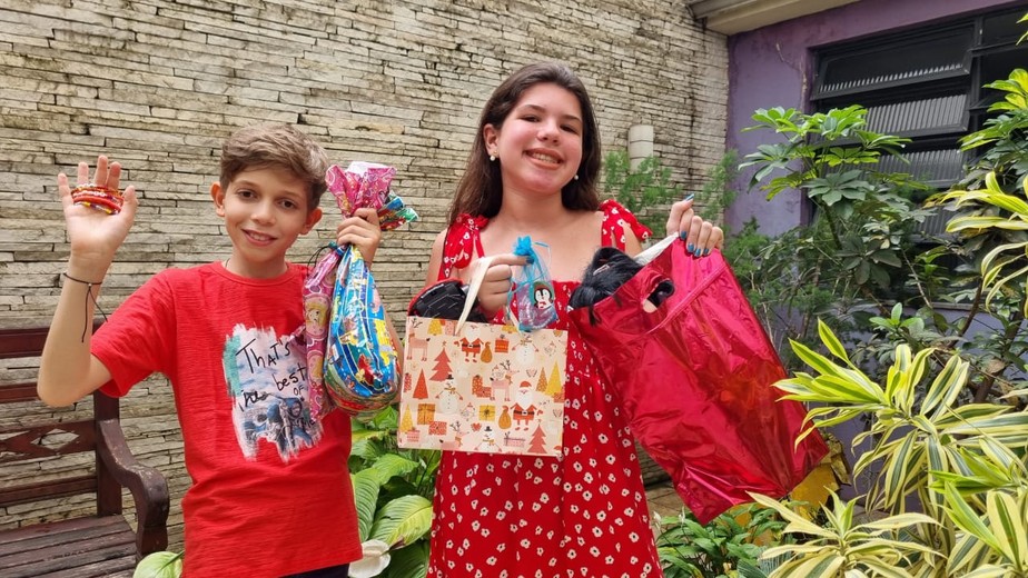 Theo Correia e Mariana Azevedo com presentes para crianças em situação de vulnerabilidade