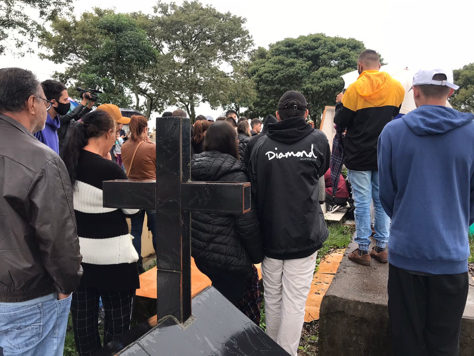Jovem de 21 anos que foi morto a tiros após briga de trânsito é sepultado em Cascavel
