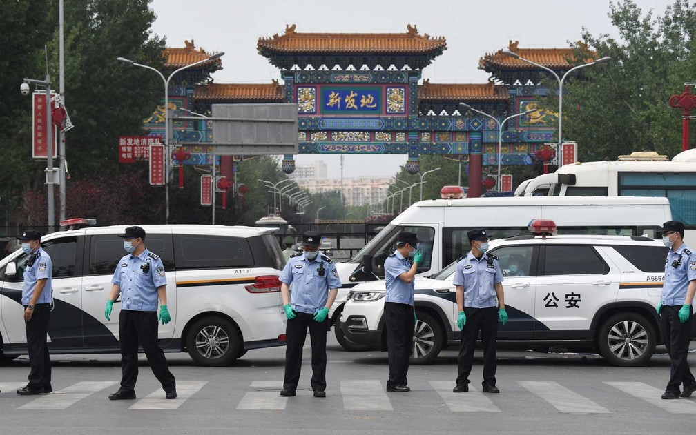 A polícia chinesa guarda a entrada do mercado de Xinfadi em Pequim, fechado por estar relacionado a novos casos de coronavírus — Foto: Greg Baker / AFP Photo
