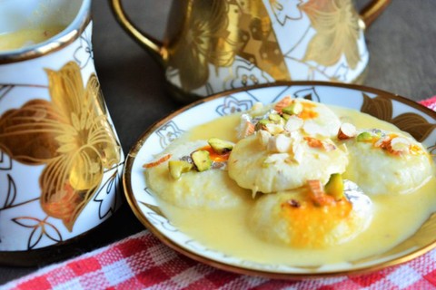 Ras malai (Índia): doce feito de chhena, um tipo de queijo cottage embebido em leite evaporado, que leva açafrão e cardamomo moído e tem cobertura de amêndoas, pistache e frutas secas