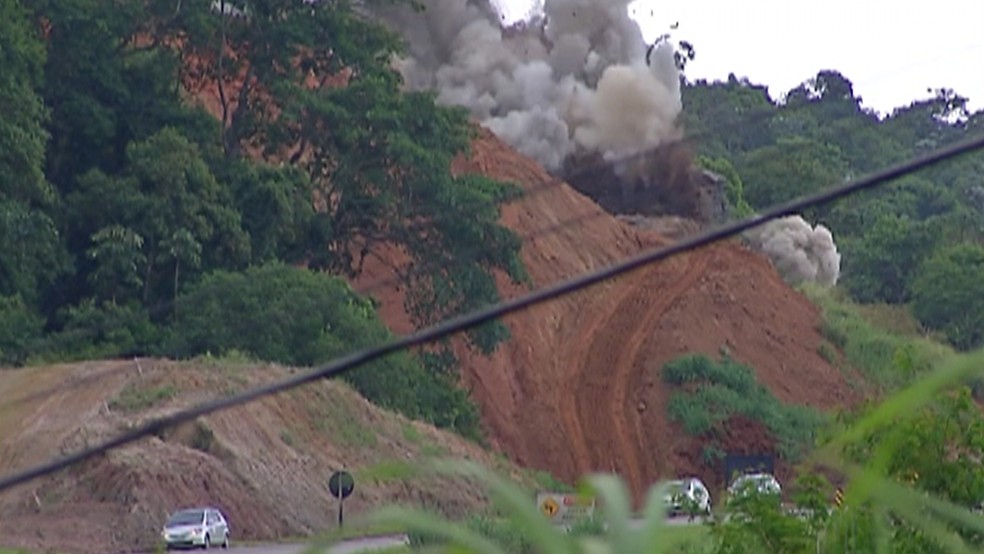 Mogi-Dutra será interditada nesta quarta-feira para mais uma detonação de rochas para as obras de duplicação — Foto: Reprodução/TV Diário 