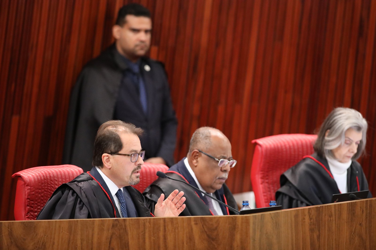 Apreciação foi interrompida no começo da tarde desta quinta (29) com três votos favoráveis à inelegibilidade de Bolsonaro e um contrário — Foto: Alejandro Zambrana/Secom/TSE