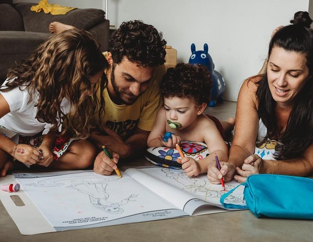 Elam Lima e Carol Melhem com os filhos, Aimée e Bento (Foto: Reprodução Instagram)