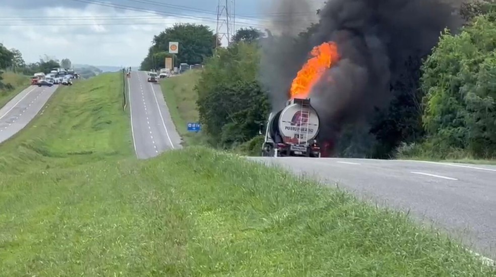 Carreta tanque carregada de combustível pega fogo e rodovia na Bahia — Foto: Reprodução/Redes Sociais
